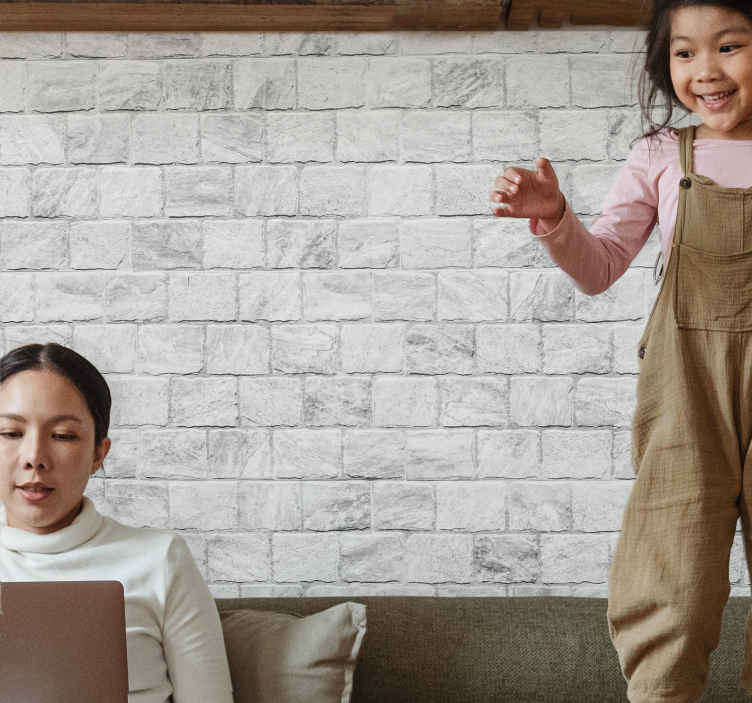 砖砌照片墙让快乐儿童尽情玩耍 - TenStickers