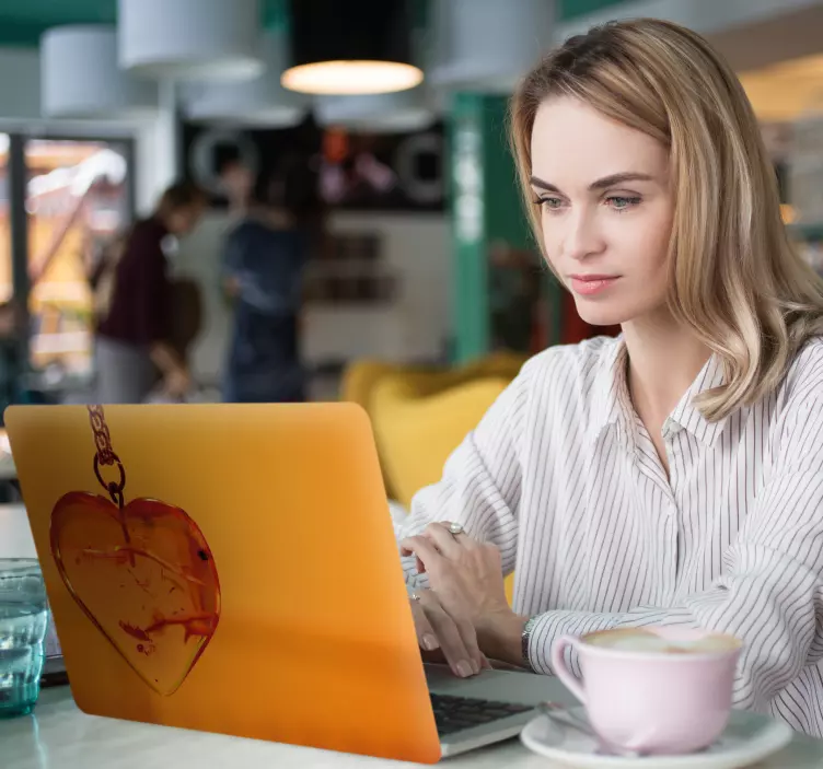 琥珀色笔记本电脑贴纸的心 - TenStickers