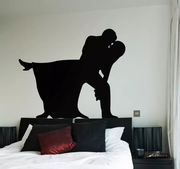 躺在床上做爱剪影贴纸 - TenStickers